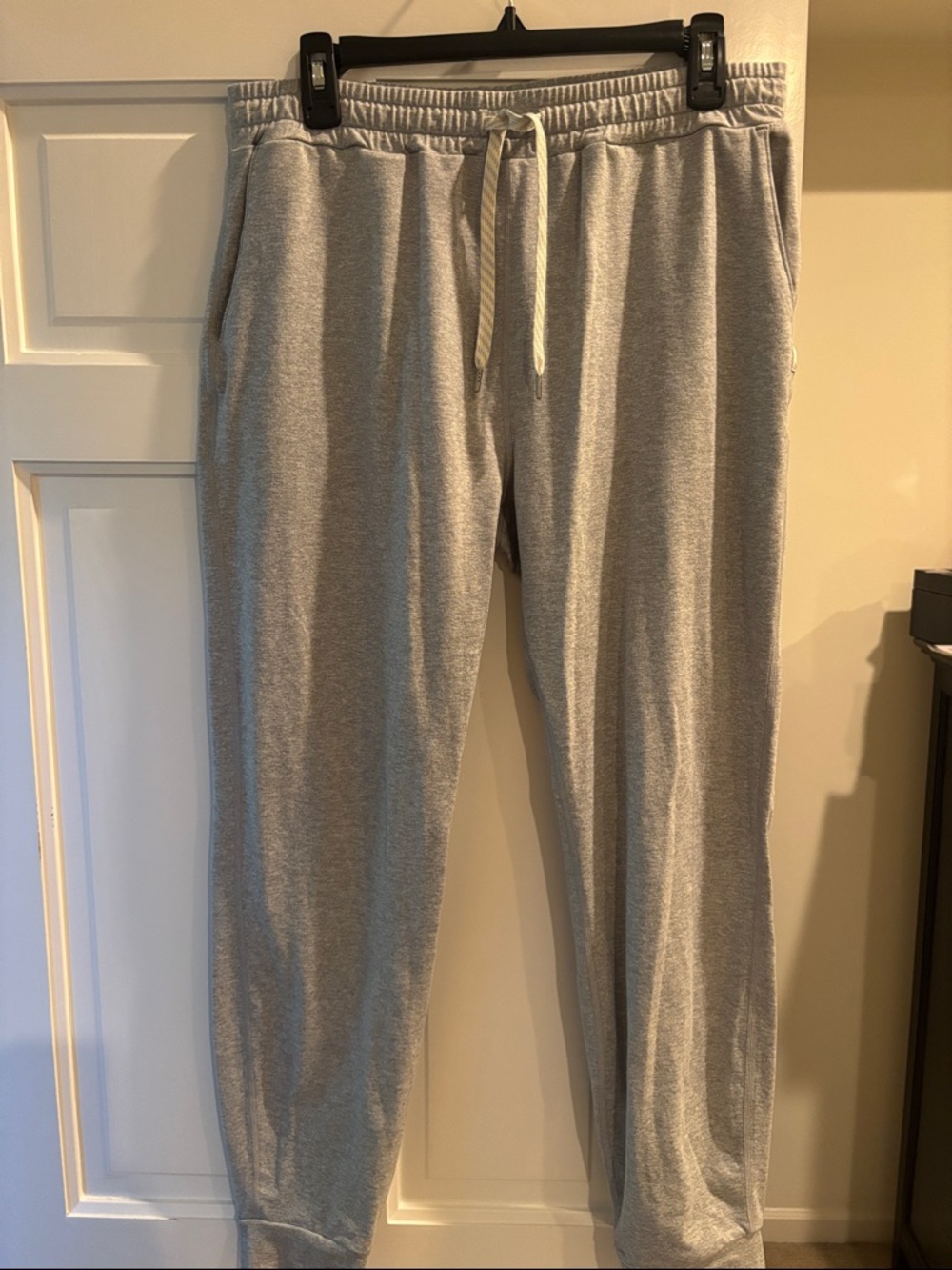 Vuori performance joggers size large